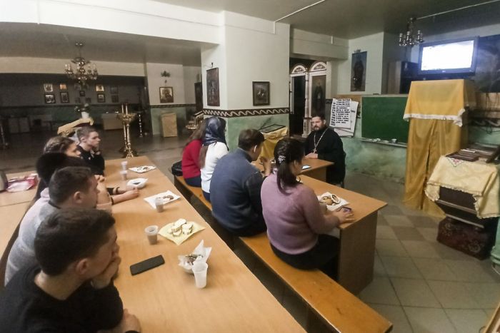 12 февраля состоялась встреча православного священника с молодежью. Говорили о таинстве Священства