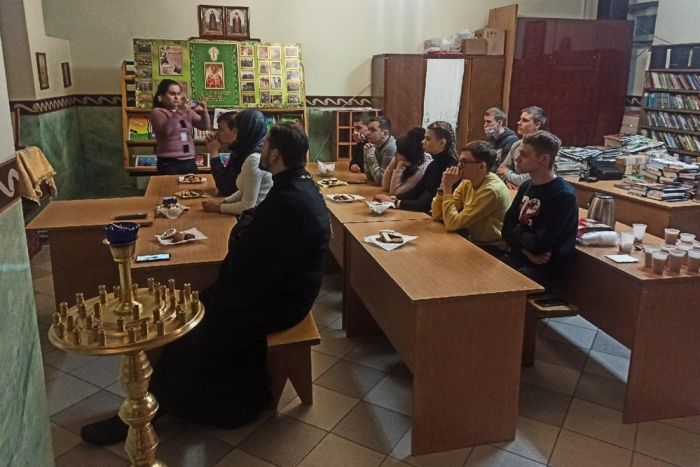 12 февраля состоялась встреча православного священника с молодежью. Говорили о таинстве Священства