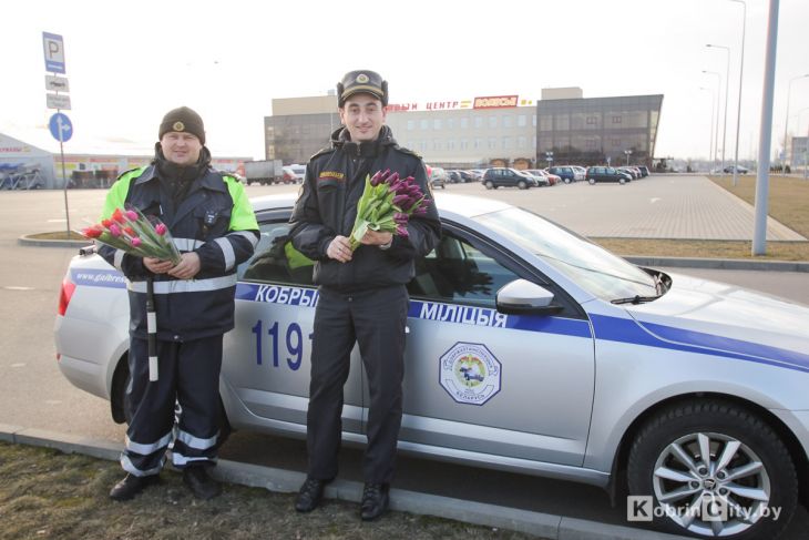 В руках цветы: сотрудники ГАИ поздравили кобринчанок с праздником весны
