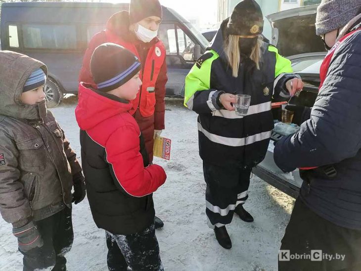 Инспекторы Кобринского отделения ГАИ вместе с волонтёрами БОКК раздают пешеходам и водителям горячий чай 