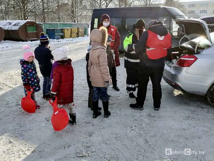 Инспекторы Кобринского отделения ГАИ вместе с волонтёрами БОКК раздают пешеходам и водителям горячий чай 