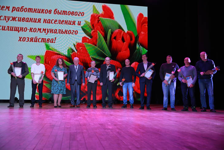 Кобринских коммунальщиков поздравили с профессиональным праздником – наградили более 50 лучших работников