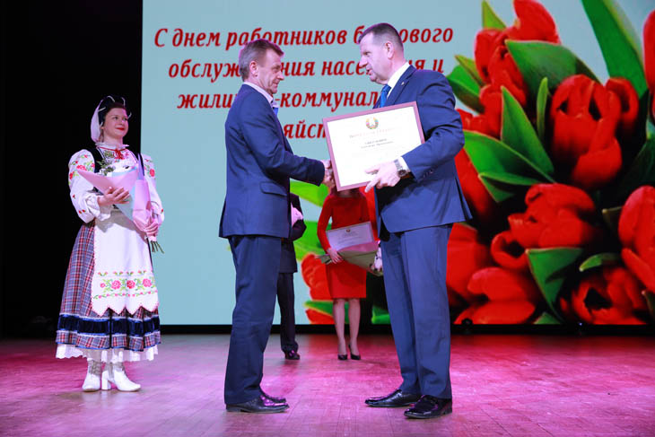 Кобринских коммунальщиков поздравили с профессиональным праздником – наградили более 50 лучших работников