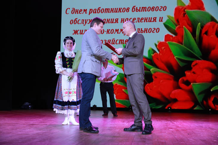 Кобринских коммунальщиков поздравили с профессиональным праздником – наградили более 50 лучших работников