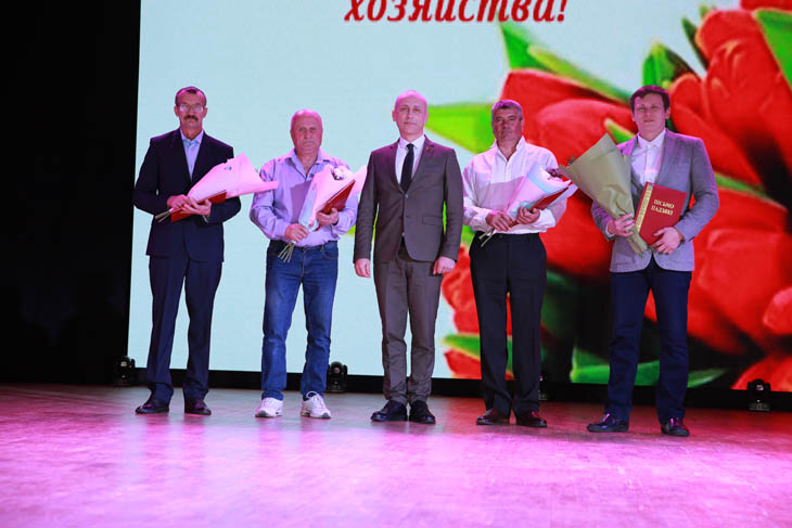 Кобринских коммунальщиков поздравили с профессиональным праздником – наградили более 50 лучших работников