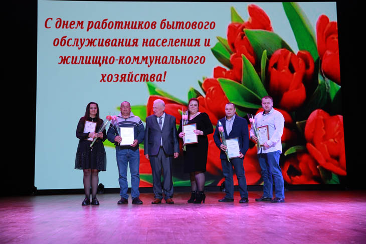 Кобринских коммунальщиков поздравили с профессиональным праздником – наградили более 50 лучших работников