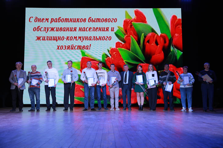 Кобринских коммунальщиков поздравили с профессиональным праздником – наградили более 50 лучших работников