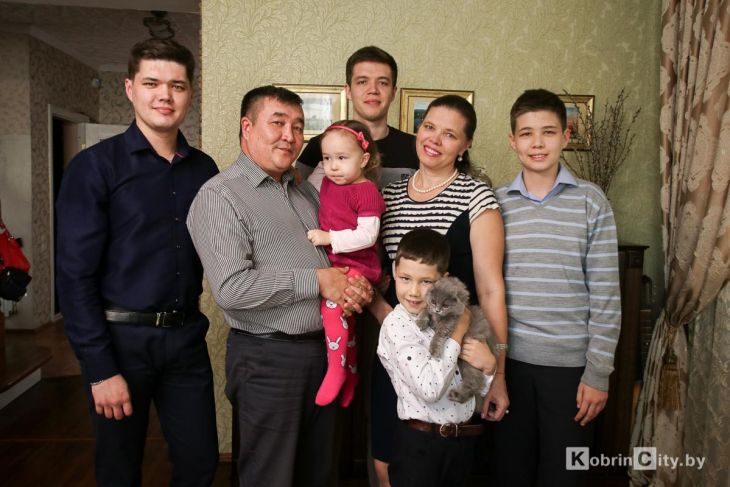 Мама большой семьи из Кобрина Наталья Алимусина награждена орденом Матери