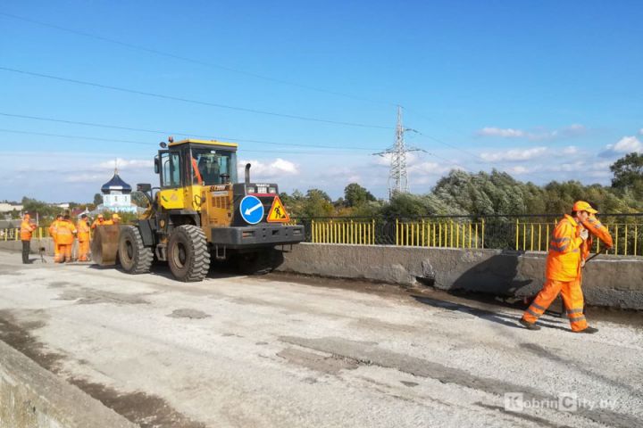 В Кобрине идёт ремонт «старого» моста. Открыть движение планируют 3 октября в 6 часов утра