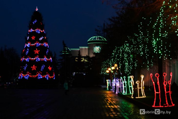 Главная елка Кобрина сменила новогодний наряд и зажгла огни вечером 22 декабря