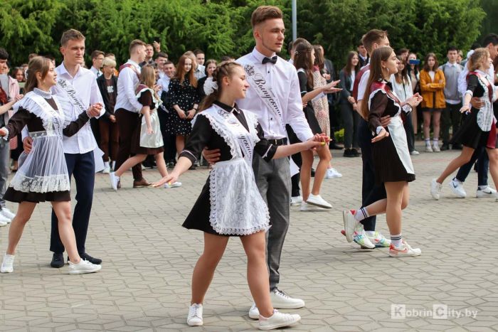 Последний звонок: 1 465 выпускников Кобринского района утром 29 мая простились со школой