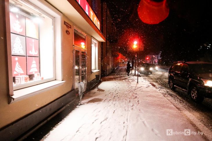 Снегопад в Кобрине. Утром 13 января город занесло снегом