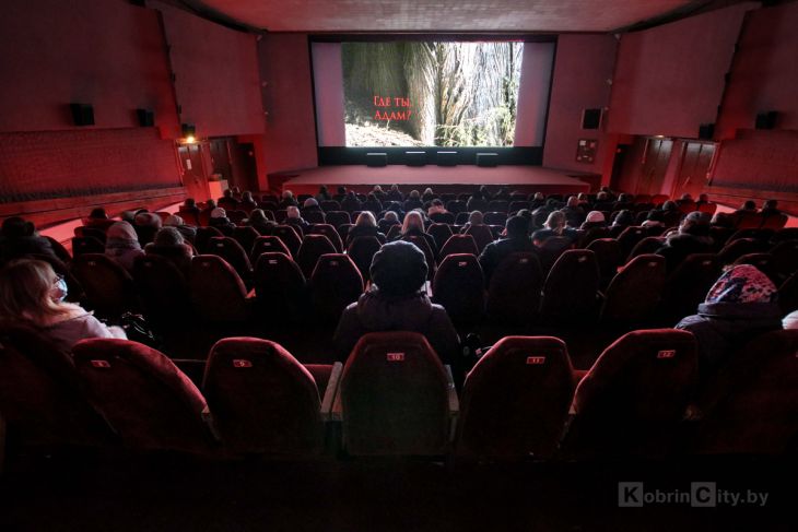Фильм «Где ты, Адам?» в Кобрине проходит с успехом — прокат продлен до 20 января