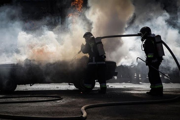 Вечером 3 сентября в Кобрине горел автомобиль. Повреждено и рядом стоящее авто