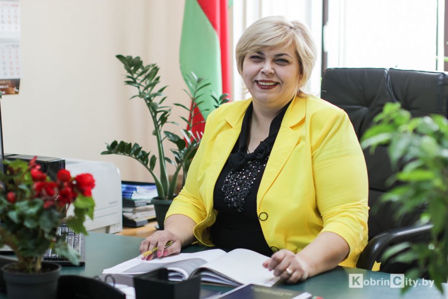 Поздравление женщин Кобрина мужчинам на День защитника Отечества 23 февраля