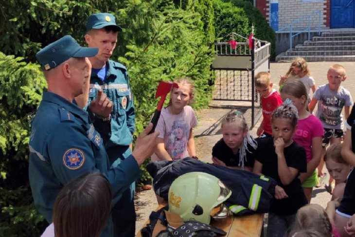 Водопад с радугой —  спасатели в игровой форме рассказали детям в лагере при воскресной школе о правилах безопасности