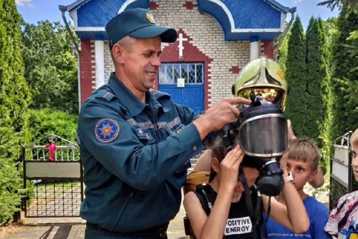 Водопад с радугой —  спасатели в игровой форме рассказали детям в лагере при воскресной школе о правилах безопасности