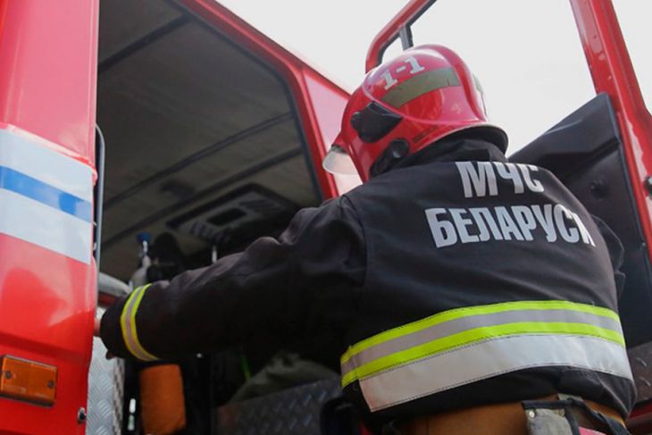 Из поврежденного в ДТП автомобиля мужчину высвободили спасатели