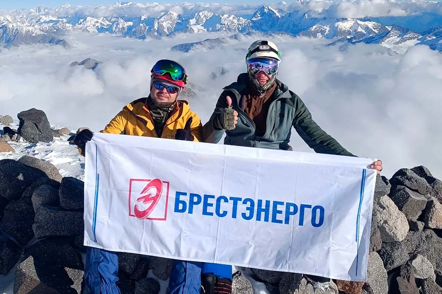 Сотрудник «Брестэнерго» покорил Эльбрус с флагом компании: «Думал, что будет тяжело, но не настолько»