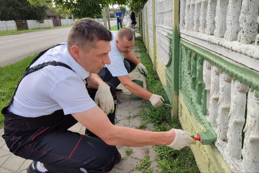 В Кобрине прошел субботник — покрасили забор на Пролетарской, установленный на Дожинки в 2009 году