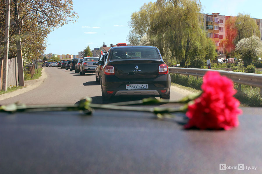 Кобринские таксисты проехали колонной и почтили память защитников города