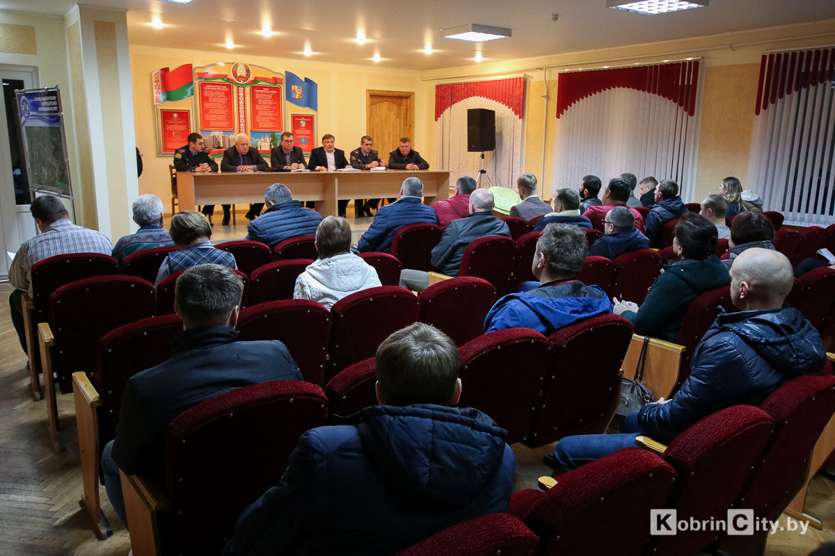 В Кобрине обсудили проблему ремонта дорог и ночного освещения