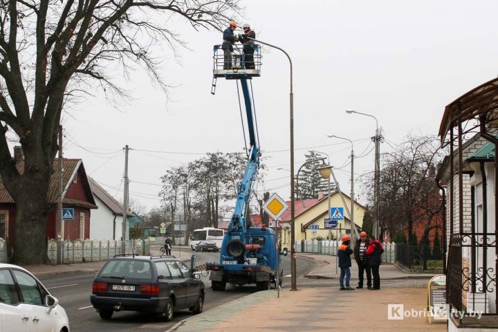 На улицах Кобрина обновляют дорожное освещение: заменят около 400 фонарей