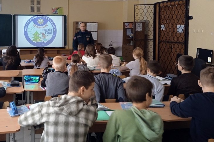 Кобринские спасатели рассказали школьникам об опасностях, которые могут подстерегать их зимой