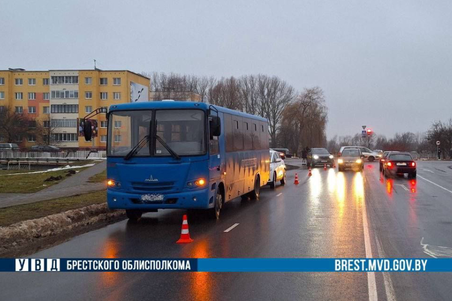 В Кобрине пассажирский автобус сдавал задним ходом и врезался в легковушку (видео)