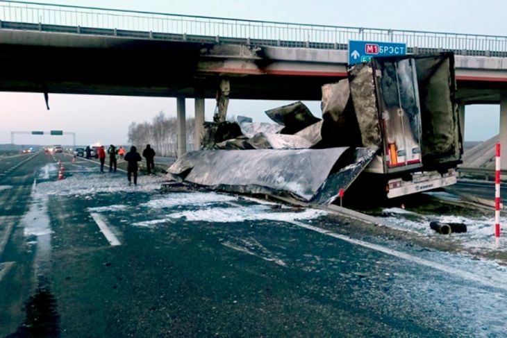 За повреждение путепровода фурой на М1 в Кобринском районе с юрлица взыскано более 176 тыс. рублей