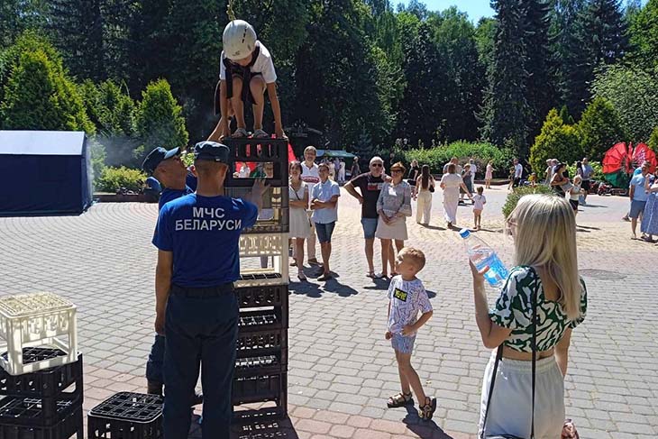 Каждый раз захватывает — кобринские спасатели провели для детей и взрослых игры, викторины и испытания на День города