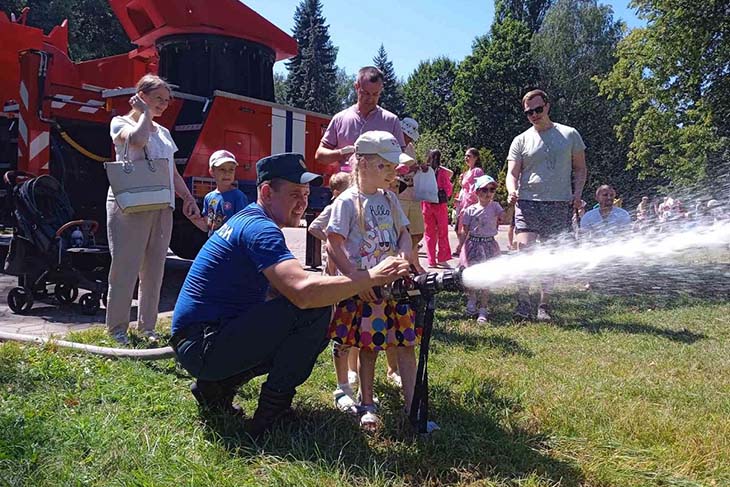 Каждый раз захватывает — кобринские спасатели провели для детей и взрослых игры, викторины и испытания на День города