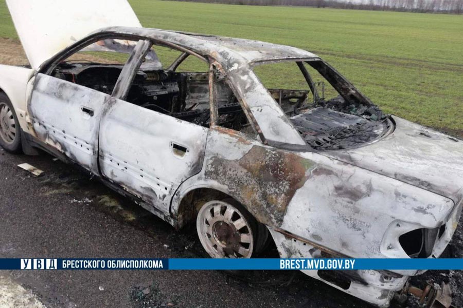 В Кобринском районе на М1 у брестчанина на ходу загорелась Ауди