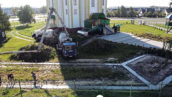 На территории Свято-Христорождественского храма в Кобрине начались работы по строительству приходского дома