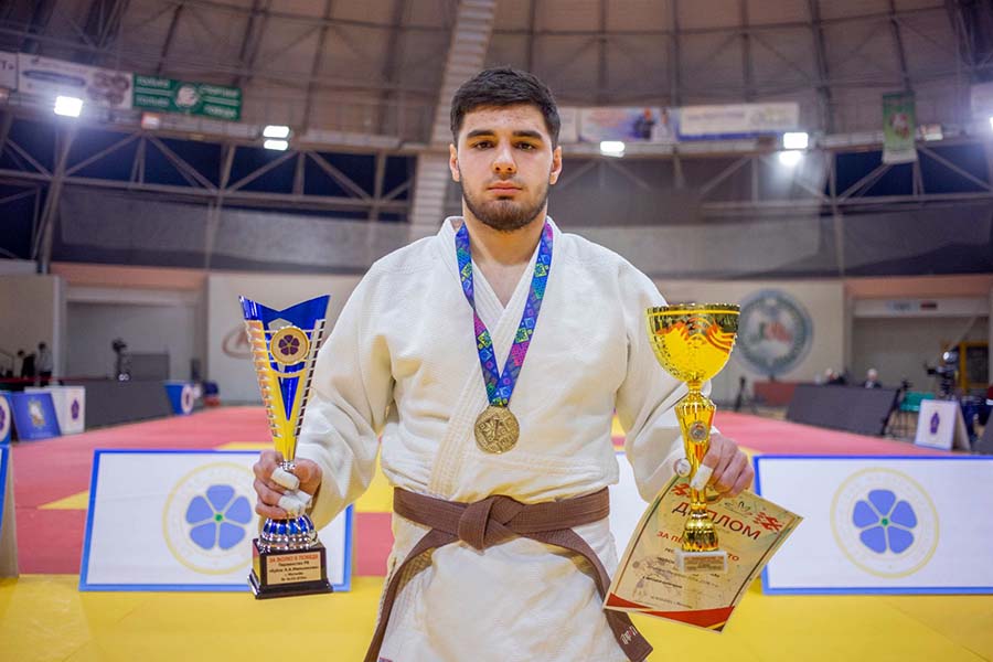 Воспитанник Кобринщины стал чемпионом первенства страны по дзюдо и был награжден кубком «За волю к победе»