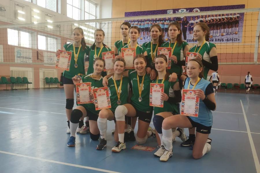 Команда девушек из Кобрина заняла I место на соревнованиях по волейболу по Брестской области