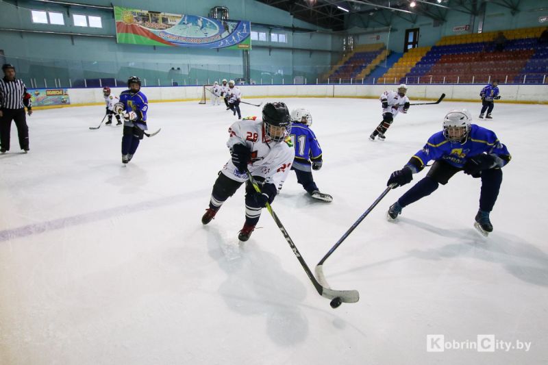 11 и 14 декабря болельщиков приглашают на хоккейные игры в ледовую арену Кобрина