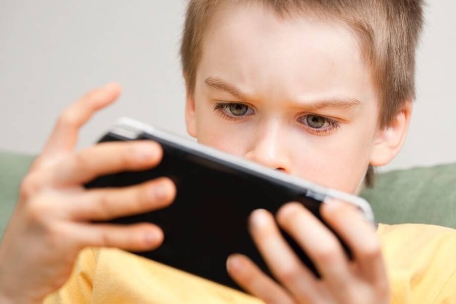 Мобильник провоцирует развитие СДВГ. Как защитить ребёнка от проблем с психикой