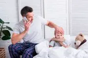 Может ли отец получить оплачиваемый больничный, если старший ребенок заболел, а жена в декрете с младшим?