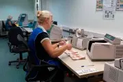 Подкладывала купюры «банка приколов» вместо 500 евро — сотрудница банка за шесть лет присвоила 90 тысяч рублей