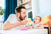 Отдать декрет отцу или разделить с ним поровну: на каких условиях возможно и как оплачивается