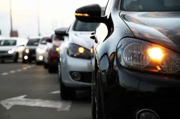 В Беларуси с 25 августа водители будут обязаны включать фары днем: правила и штрафы