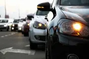 В Беларуси с 25 августа водители будут обязаны включать фары днем: правила и штрафы