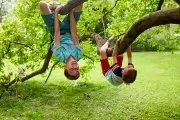 Один во дворе: с какого возраста ребенка можно отпускать без родителей — разбор юриста