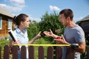 Сосед передвинул забор на вашу территорию: что делать и куда обращаться