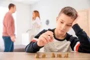 Нестабильный доход и маленькие выплаты: как взыскать алименты в твердой денежной сумме