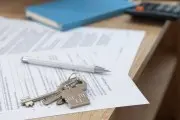 Новостройка или вторичка: что сейчас выгоднее брать и на какие расходы рассчитывать 