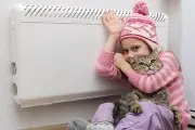 В Беларуси начали поэтапно включать отопление: когда потеплеют батареи в квартирах