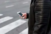 Пешеходов с телефонами или в наушниках на «зебре» контролирует ГАИ