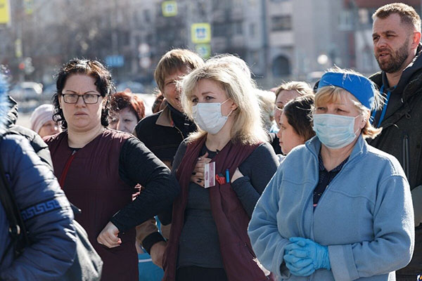 На 13 апреля за сутки в Беларуси зарегистрированы 899 пациентов с COVID-19, всего — 971 649 человек